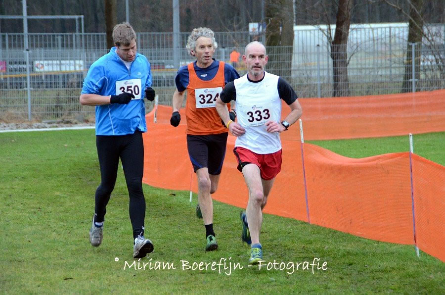 Rondjes van 1 km. Een langzamere loper inhalen. Foto: Miriam Boerefijn fotografie